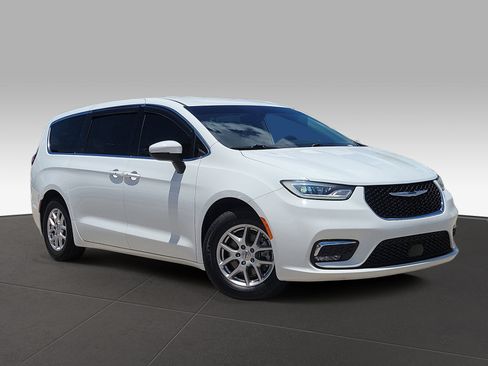 Used 2023 Chrysler Pacifica Touring-L FWD image 32