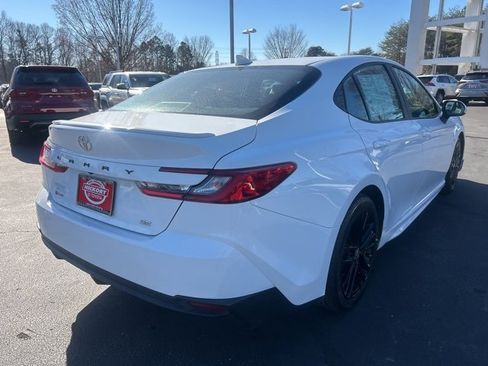 Used 2025 Toyota Camry SE image 5