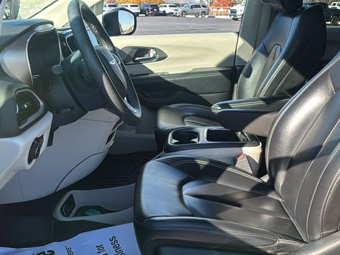 Used 2023 Chrysler Pacifica Touring-L image 21