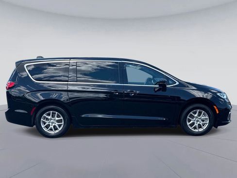 Used 2025 Chrysler Pacifica Select FWD image 2