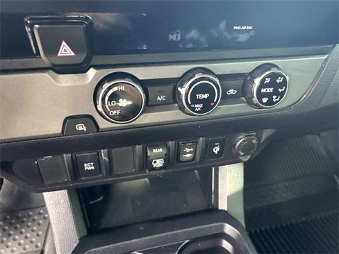 Used 2018 Toyota Tacoma TRD Sport image 24