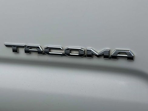 Used 2016 Toyota Tacoma TRD Sport w/ Towing Package AWD/4WD image 5
