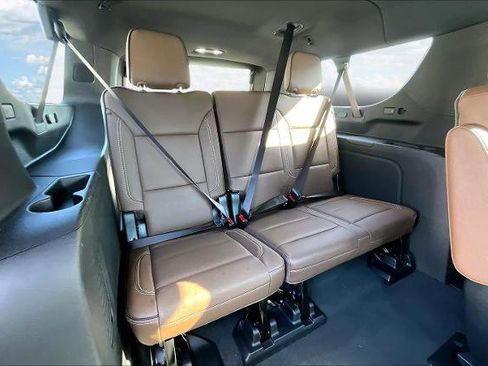 Used 2025 Chevrolet Suburban High Country image 26