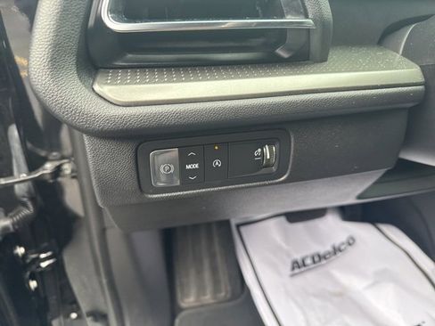 Used 2025 Chevrolet Traverse LT image 30