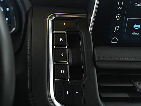 Used 2023 GMC Yukon XL SLE image 25