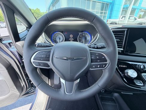 Used 2025 Chrysler Pacifica Select FWD image 14
