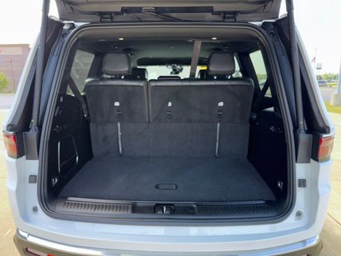 Used 2024 Jeep Wagoneer Series II w/ Flexible Seating Group image 15