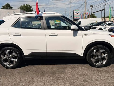 Used 2025 Hyundai Venue SEL FWD image 11