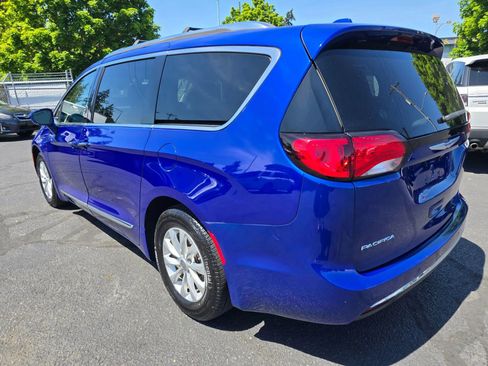 Used 2018 Chrysler Pacifica Touring-L FWD image 3