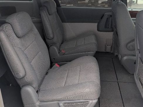 Used 2009 Chrysler Town & Country Touring image 29