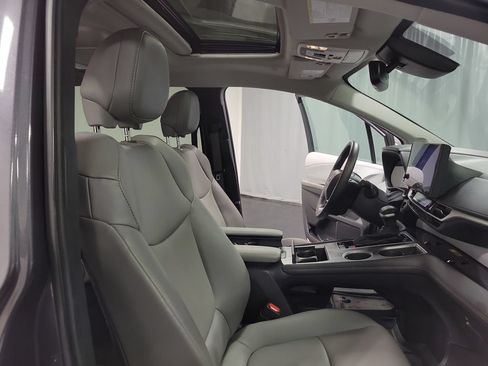 Used 2025 Toyota Sienna XLE w/ XLE Plus Package FWD image 22