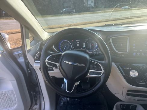 Used 2017 Chrysler Pacifica Touring-L Plus w/ Tire & Wheel Group image 18