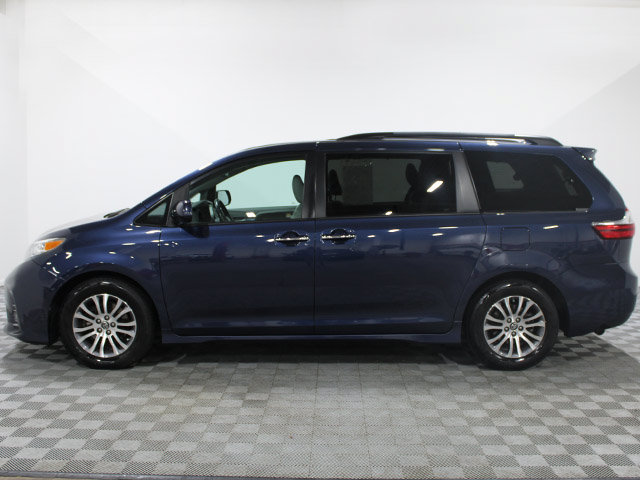 Used 2019 Toyota Sienna XLE FWD image 3