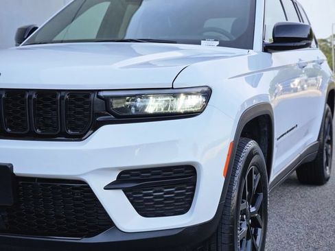 Used 2025 Jeep Grand Cherokee Altitude AWD/4WD image 9