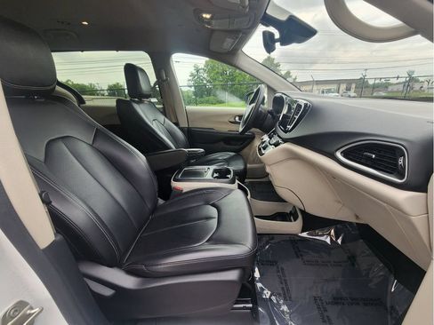 Used 2023 Chrysler Pacifica Touring-L FWD image 50
