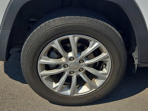 Used 2020 Jeep Cherokee Latitude FWD image 5