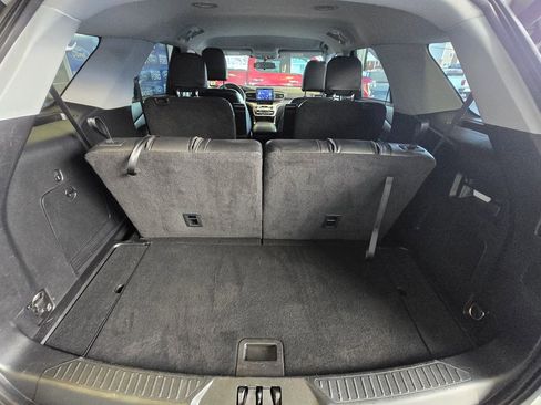 Used 2022 Ford Explorer XLT w/ Equipment Group 202A image 8