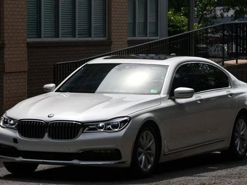 Used 2018 BMW 750i image 3