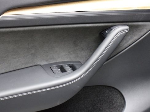 Used 2022 Tesla Model Y Long Range image 24