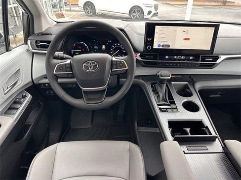Certified 2025 Toyota Sienna XLE image 10