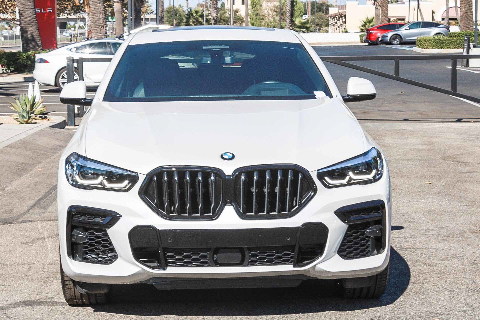 Used 2022 BMW X6 xDrive40i w/ M Sport Package AWD/4WD image 2