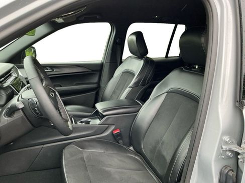 Used 2025 Jeep Grand Cherokee Altitude AWD/4WD image 9