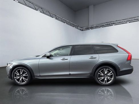 Used 2017 Volvo V90 T6 Cross Country image 2