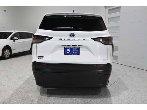 New 2025 Toyota Sienna LE FWD image 7