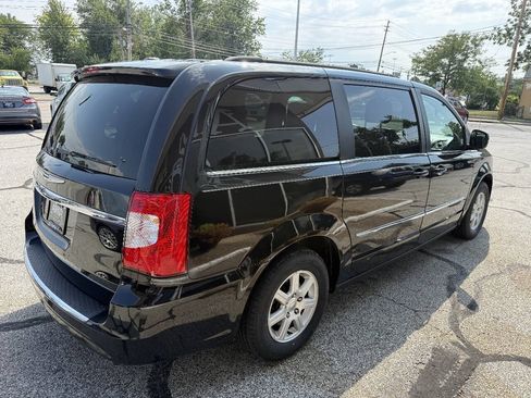 Used 2011 Chrysler Town & Country Touring w/ Entertainment Group #1 FWD image 9