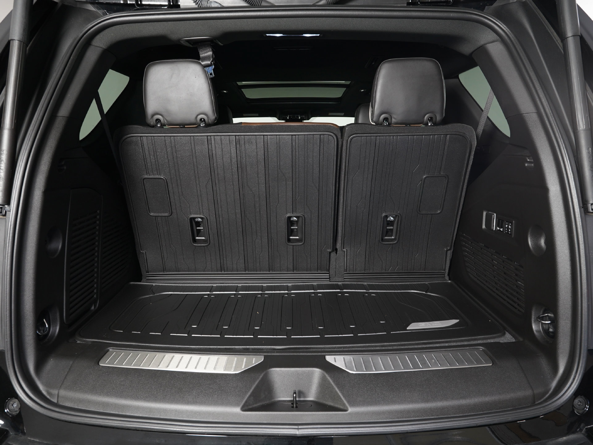 Used 2026 GMC Yukon Denali Ultimate w/ LPO, Floor Liner Package AWD/4WD image 13