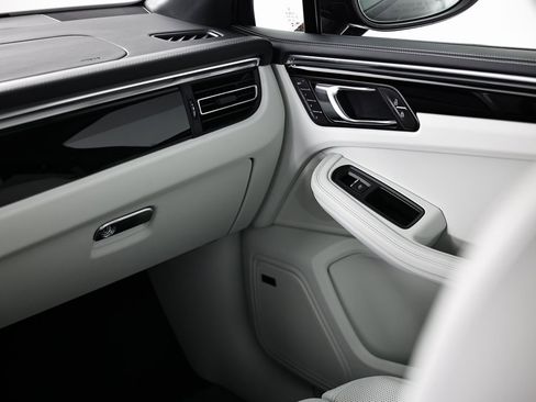 New 2026 Porsche Macan image 29