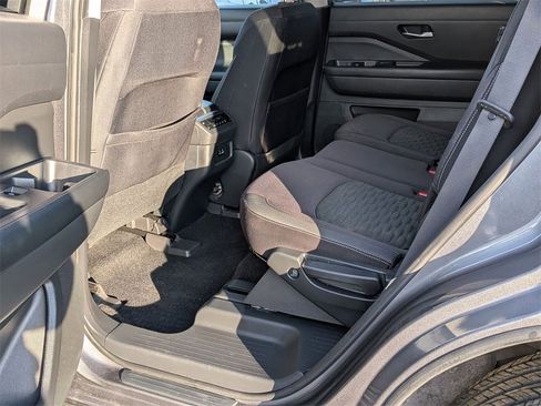 Used 2022 Nissan Pathfinder SV image 16