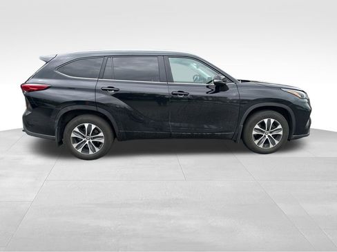 Used 2023 Toyota Highlander XLE AWD/4WD image 10