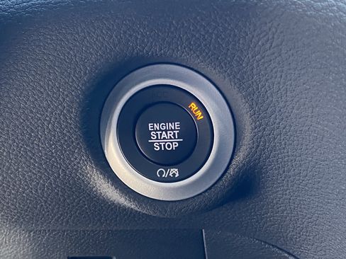 Used 2024 Chrysler Pacifica Limited w/ Uconnect Theater Family Group image 26