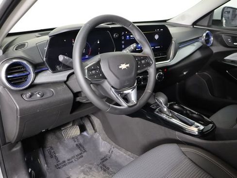 Used 2025 Chevrolet Trax LT w/ Driver Confidence Package FWD image 22