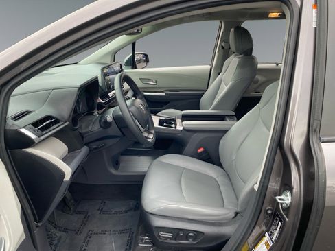 Used 2023 Toyota Sienna XLE FWD image 9