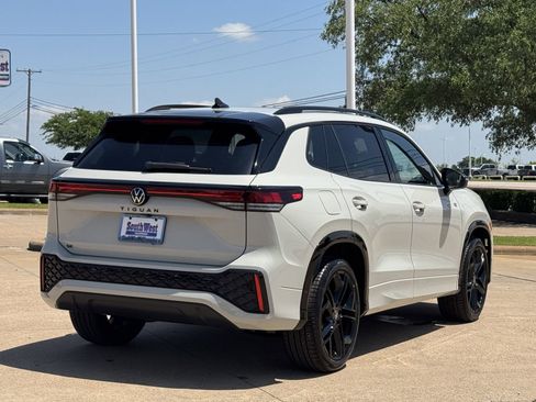 New 2026 Volkswagen Tiguan SE R-Line FWD image 5