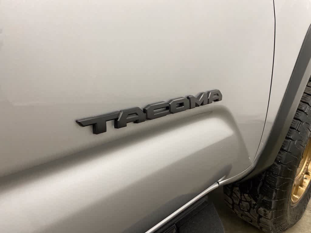 Used 2018 Toyota Tacoma TRD Off-Road AWD/4WD image 10
