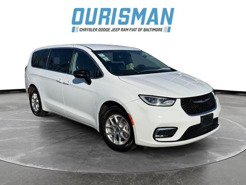 Used 2024 Chrysler Pacifica Touring-L image 1