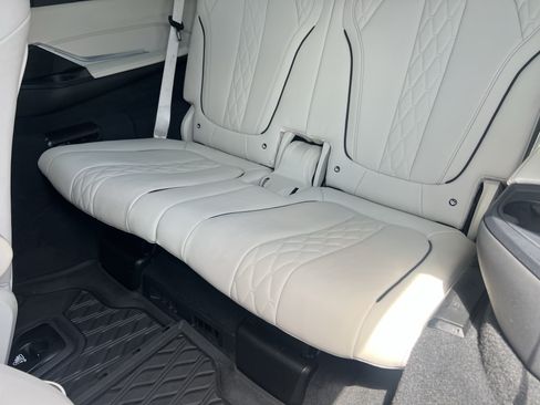Used 2022 BMW X7 xDrive40i w/ M Sport Package AWD/4WD image 38