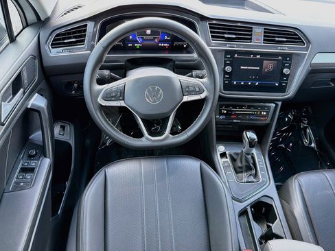 Certified 2024 Volkswagen Tiguan SE w/ Panoramic Sunroof Package FWD image 18