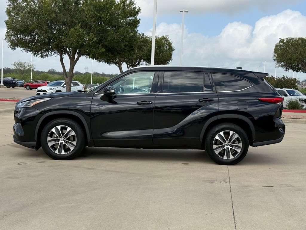 Used 2021 Toyota Highlander XLE FWD image 2