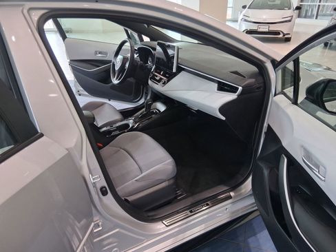 Used 2025 Toyota Corolla SE w/ SE Premium Package image 11