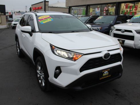 Used 2020 Toyota RAV4 XLE Premium image 8