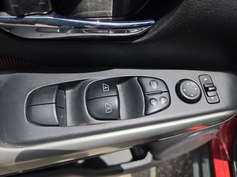 Used 2018 Nissan Kicks SR w/ Interior Electronics Package FWD image 15