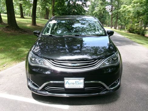 Used 2017 Chrysler Pacifica Touring Plus FWD image 2