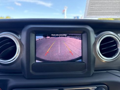 Used 2018 Jeep Wrangler Unlimited Sahara AWD/4WD image 27