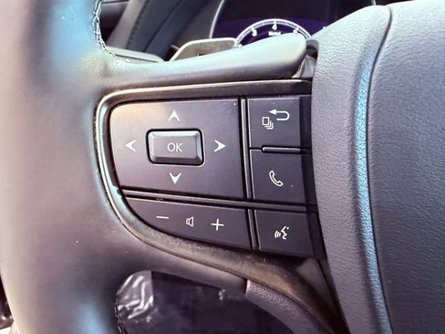Used 2023 Lexus LS 500 w/ Accessory Package (Z2) image 20