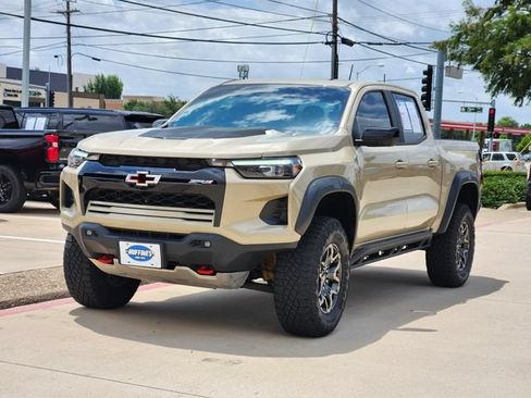 Used 2024 Chevrolet Colorado ZR2 w/ ZR2 Convenience Package III AWD/4WD image 2