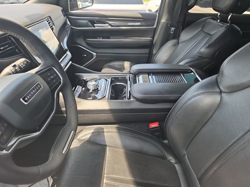 Used 2023 Jeep Wagoneer 2WD image 13